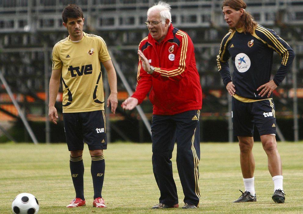Foto: David Villa y Sergio Ramos, junto a Luis Aragonés en un entrenamiento de la Selección (Efe).