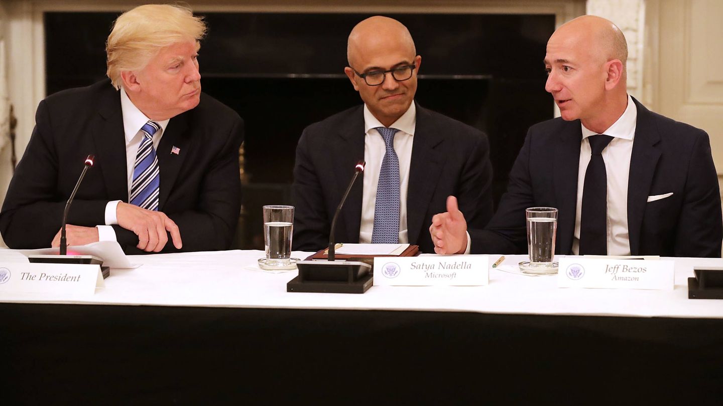 Bezos, en una reunión con su 'enemigo' Trump. (Getty)