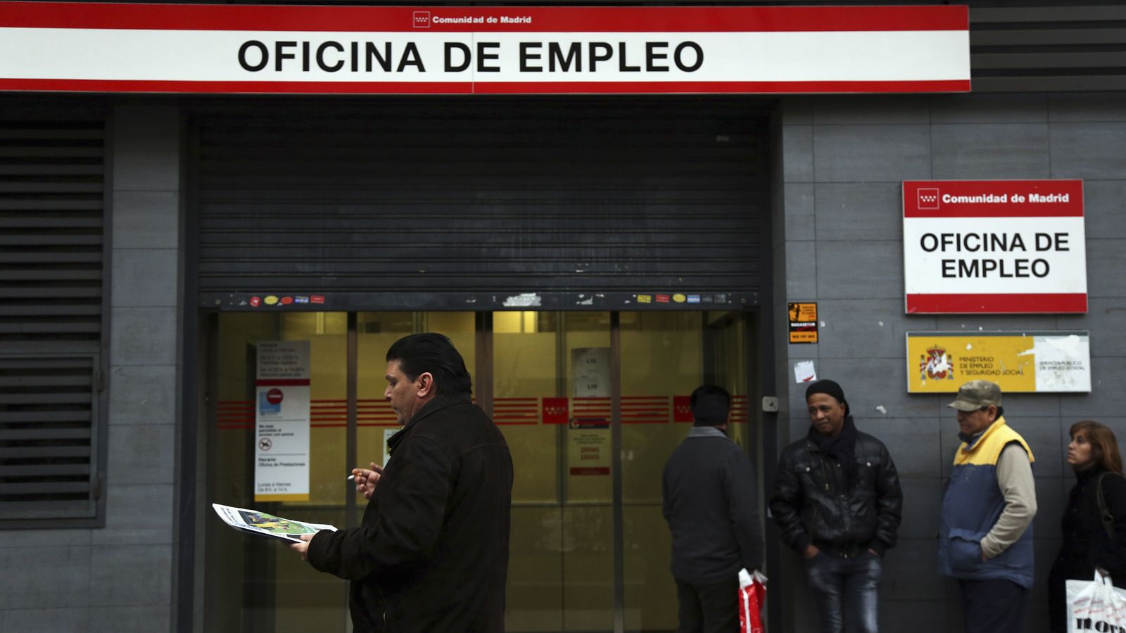 Foto: Vista de la entrada de una oficina de empleo en Madrid. (Reuters)