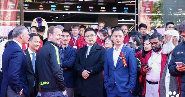 Foto: Borja García-Nieto y Carlos Garcia, con Ke Yongxiang y otros ejecutivos chinos en la inauguración de la 'flagship store' en Fujian 