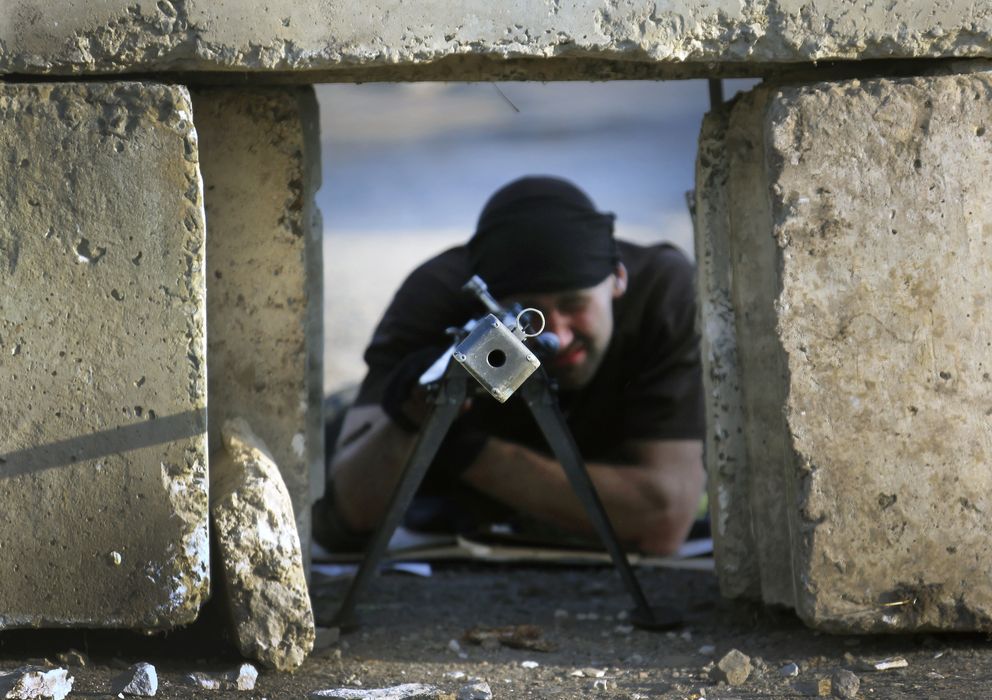 Foto: Un rebelde prorruso armado con un rifle anticarro en una posición prorrusa en el pueblo de Semenivka, en el este de Ucrania. (Reuters)