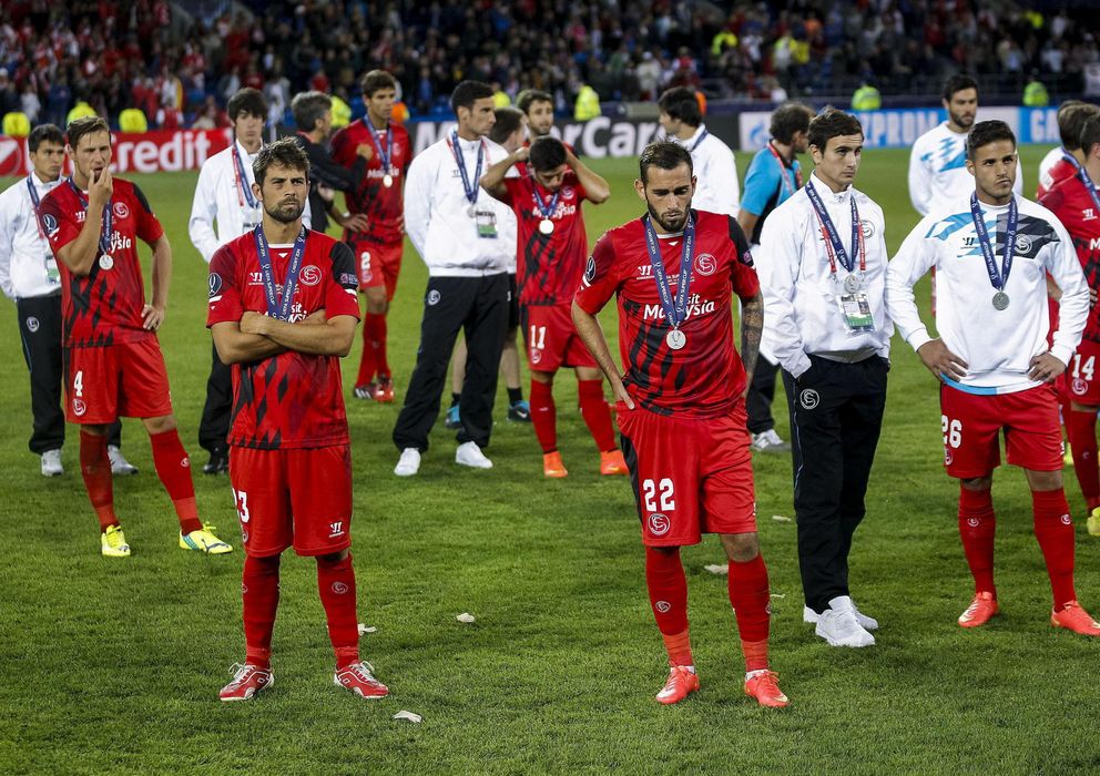 Foto: Los jugadores del Sevilla con gesto contrariado tras perder la Supercopa de Europa ante el Real Madrid. 