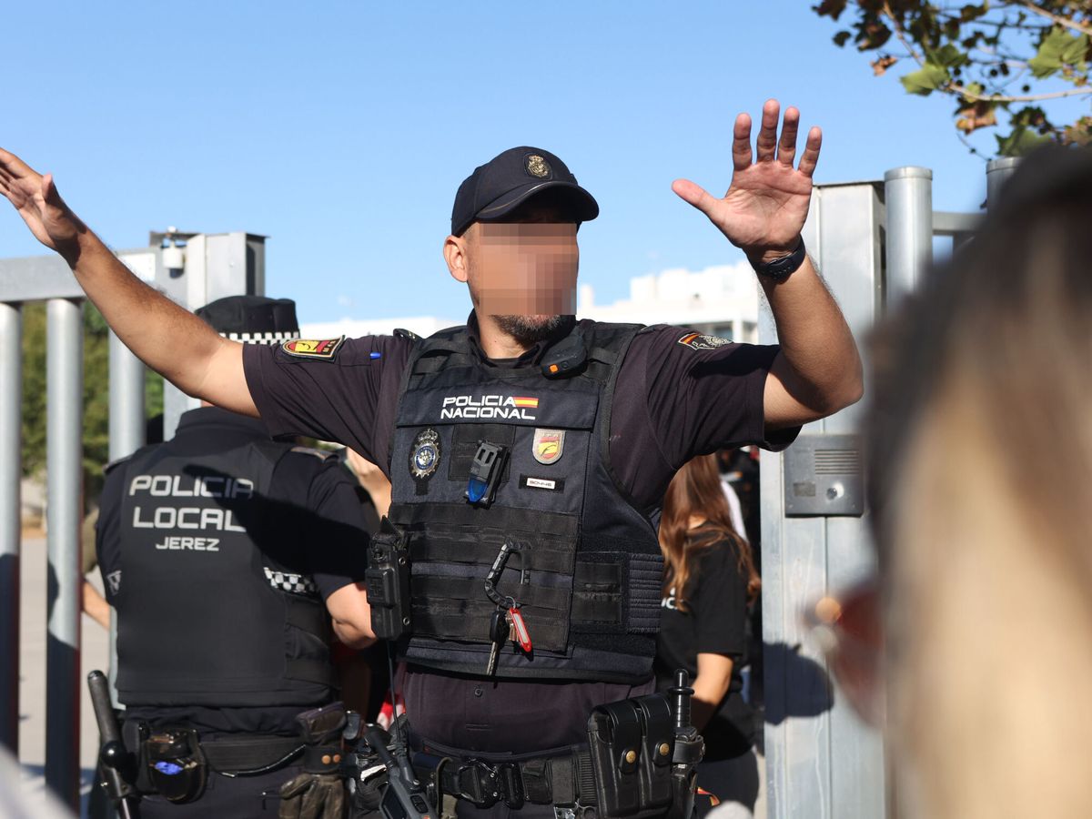 Foto: Un agente de Policía en una imagen de archivo. (Europa Press/Nacho Frade)