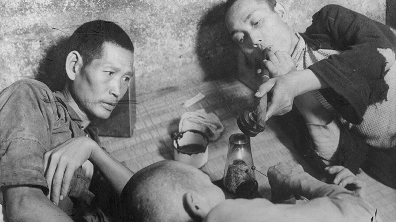 Foto: Tres hombres fuman opio en China alrededor de 1955. (Getty Images)