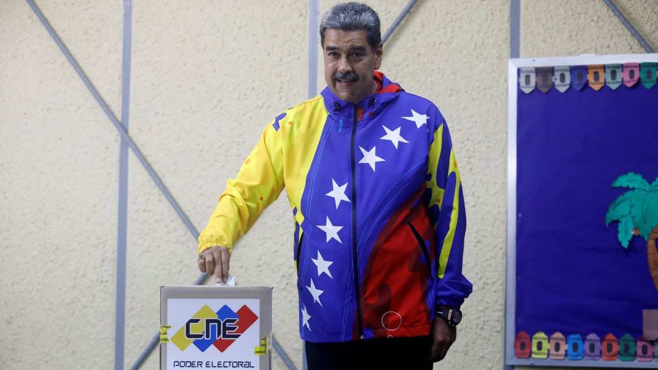 Foto: El presidente venezolano, Nicolás Maduro, ejerce su voto.(Reuters/Fausto Torrealba)