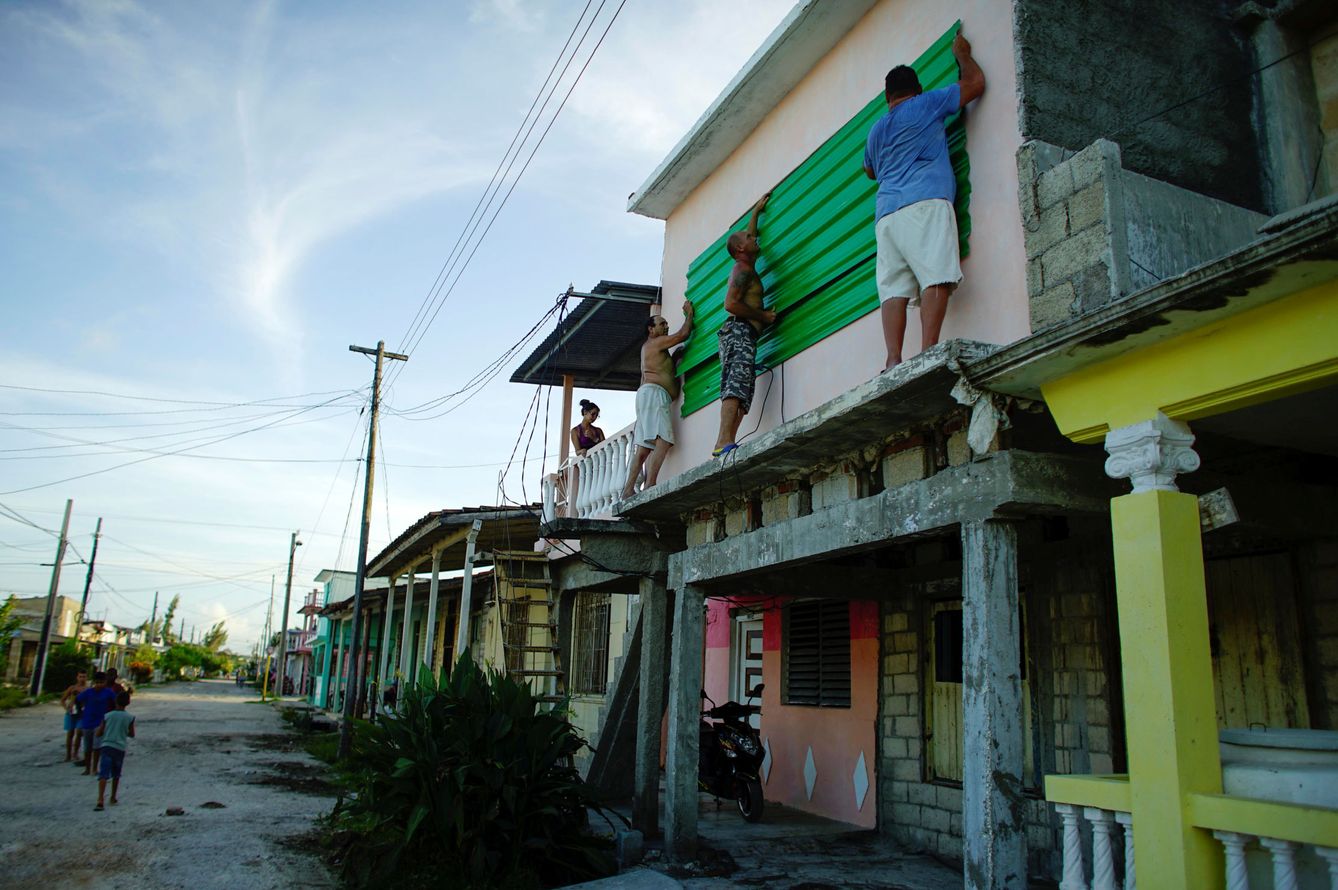 Un grupo de personas protege sus ventanas antes de la llegada de Irma en Caibarién, Cuba. (Reuters)