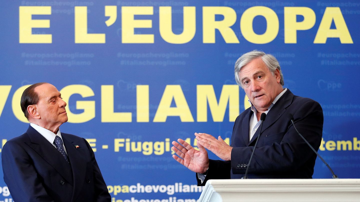 Antonio Tajani durante una comparecencia junto a Berlusconi en un acto de su partido en Fiuggi, Italia. (Reuters)