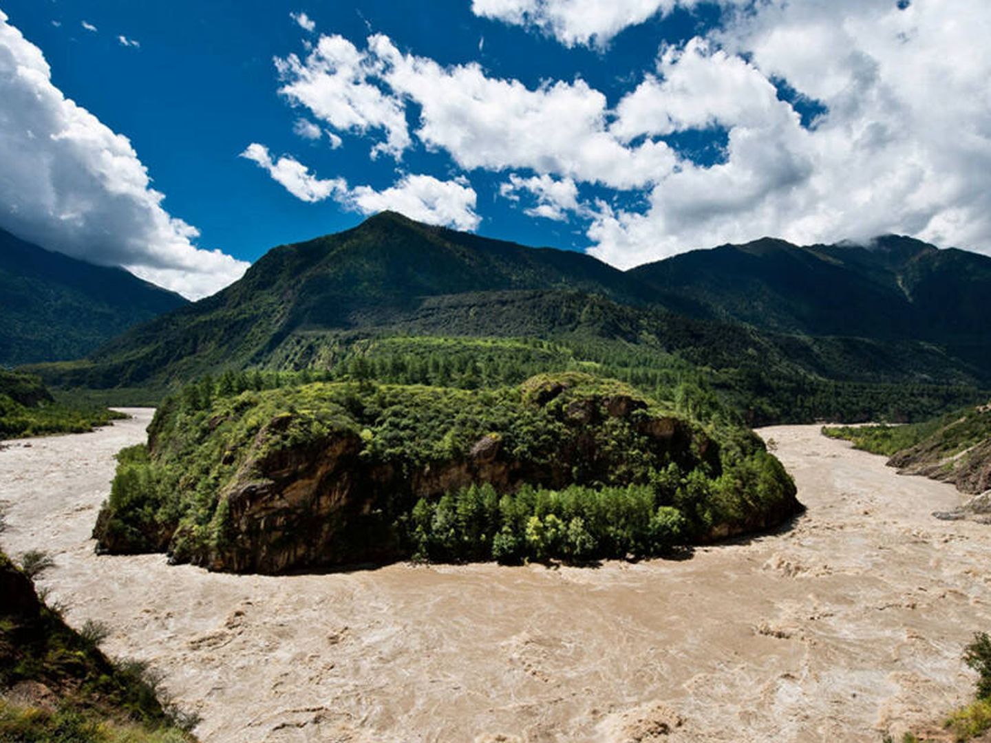 El cañón del río Brahmaputra, a su paso por el condado de Medog. (Tibet Travel)