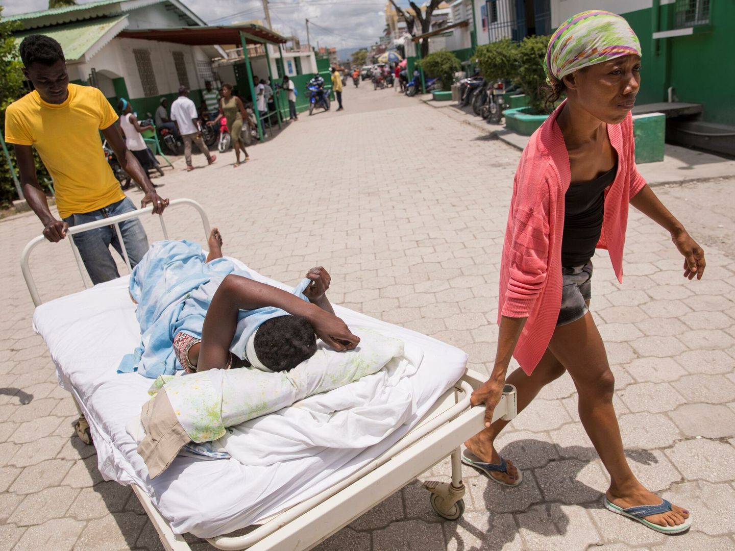Una persona es ingresada en el hospital general de Les Cayes. (EFE)