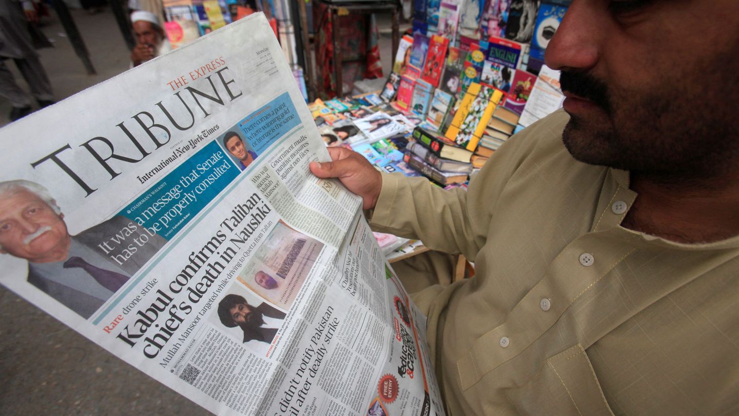 La muerte del mulá Mansour, en la prensa paquistaní (Reuters)