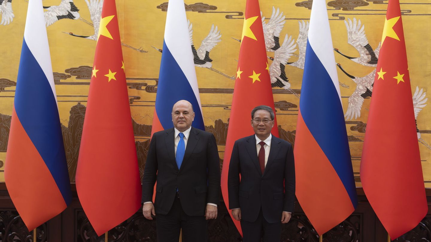 El primer ministro ruso Mikhail Mishustin y su homólogo chino, Li Qiang, en Moscú el 24 de mayo. Thomas Peter Pool / EFE