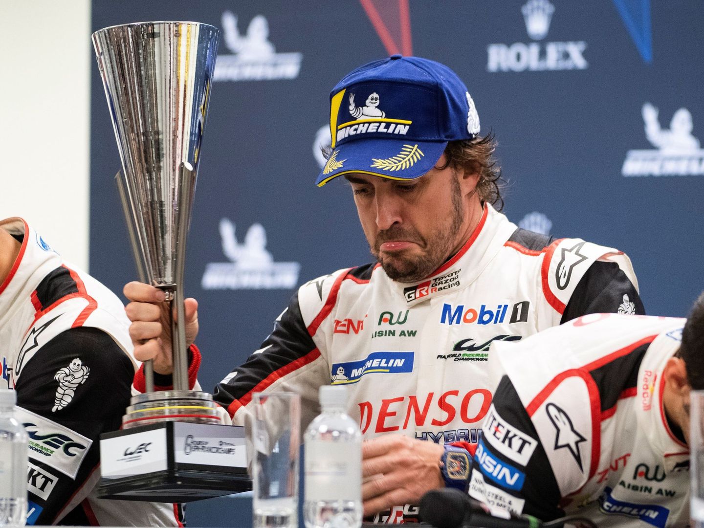 Fernando Alonso no se separó del trofeo de las 6 Horas de Spa en la sala de prensa. (EFE)