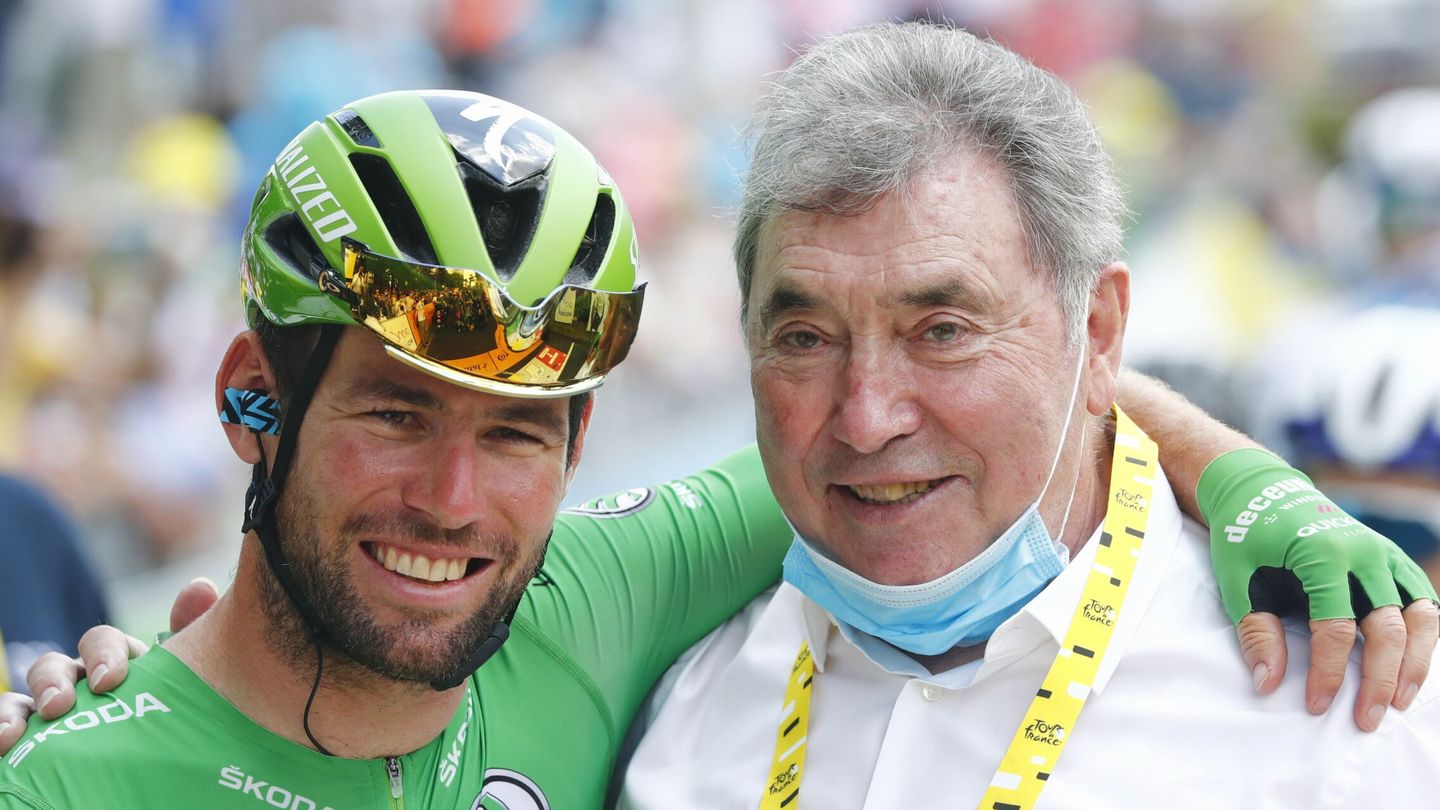 Mark Cavendish y Eddy Merckx, en una imagen reciente. (EFE/EPA/Guillaume Horcajuelo)