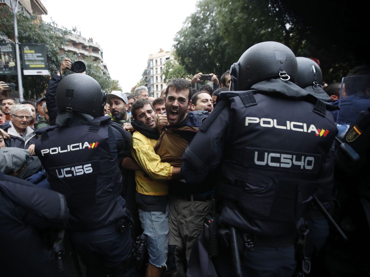 Foto: La Policía Nacional, durante la consulta ilegal en Cataluña en 2017. (EFE/Alberto Estévez)