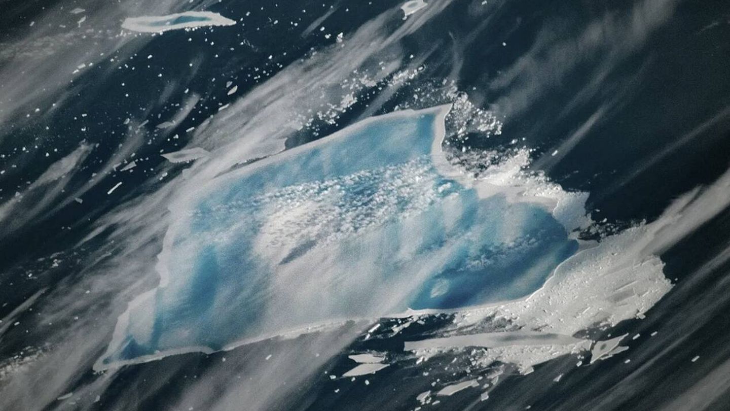Imagen más cercana del iceberg A-23A, en la cual se aprecia claramente el color azul (NASA)