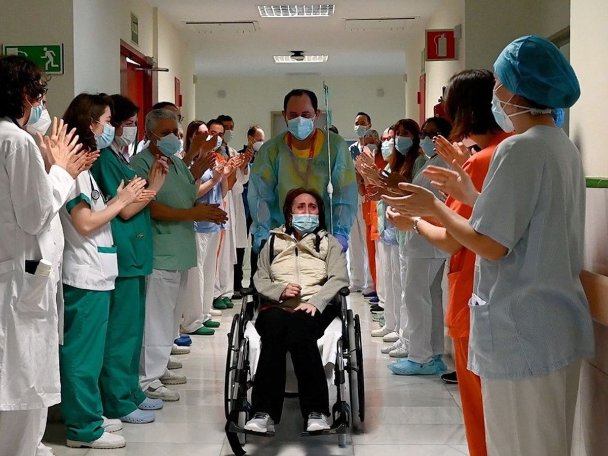 Foto: Una enferma de covid recibe el alta después de 10 meses ingresada en el Hospital Gregorio Marañón. (EFE)