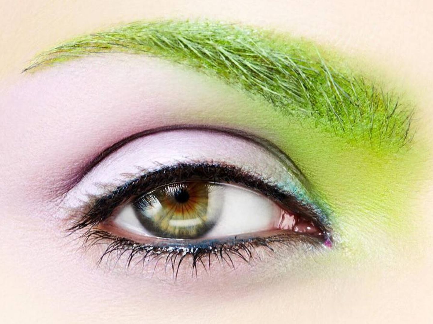 Verde menta para unas cejas de color castaño. (Foto: Instagram)