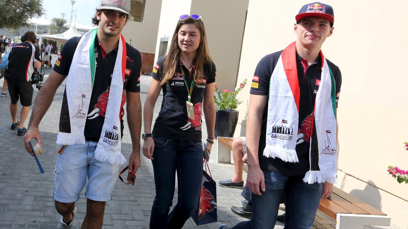 Foto: Carlos Sainz junto a Max Verstappen y a Tabatha Valls (Reuters).