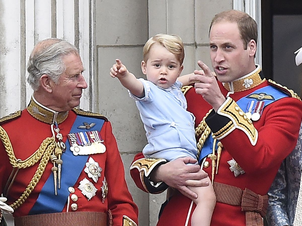 Foto: El rey Carlos, el príncipe Guillermo y el príncipe George, en el Trooping the Colour de 2015. (EFE)