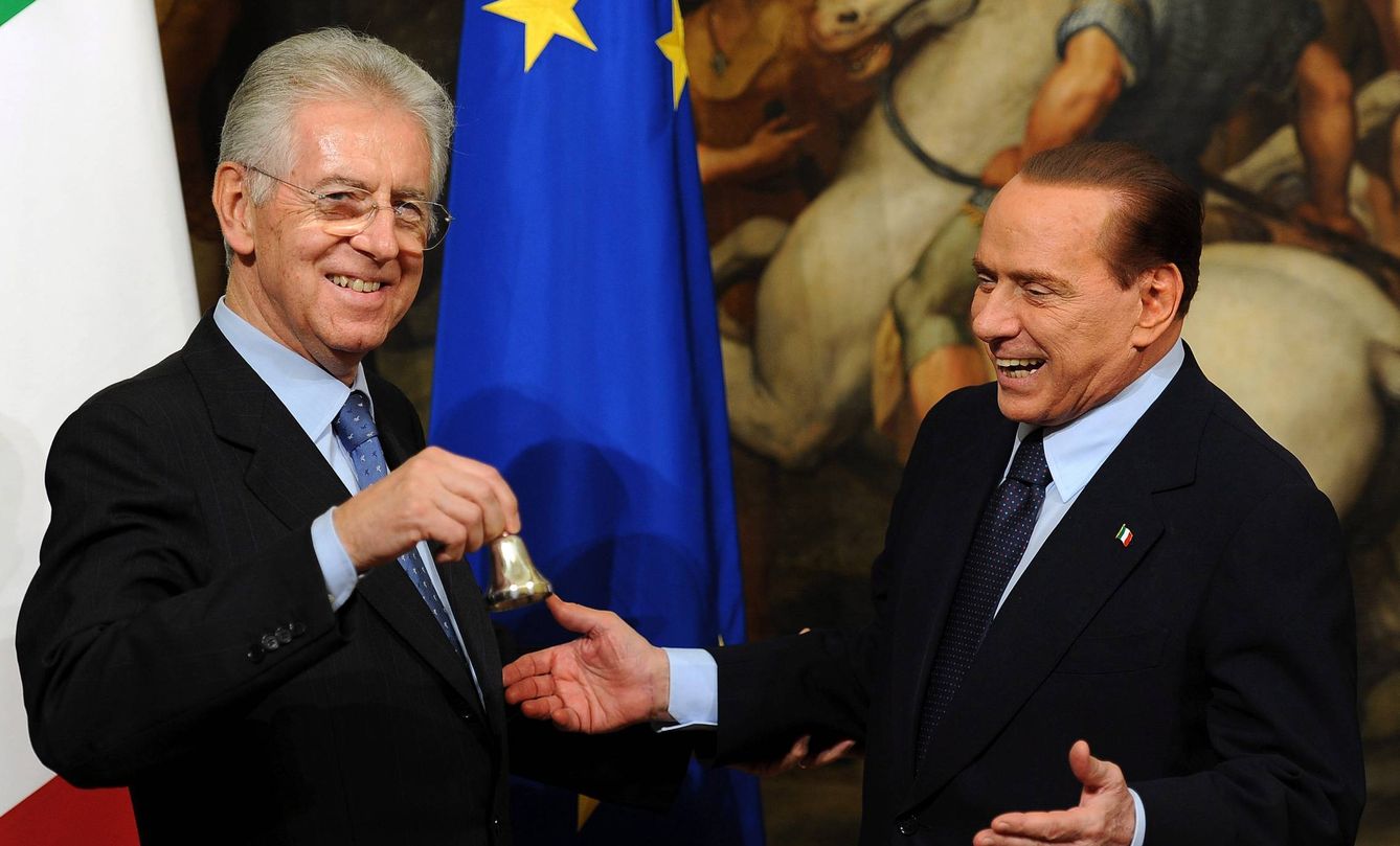 El jefe del Gobierno italiano, Mario Monti (izda), recibe el traspaso de poderes de Silvio Berlusconi. (EFE)