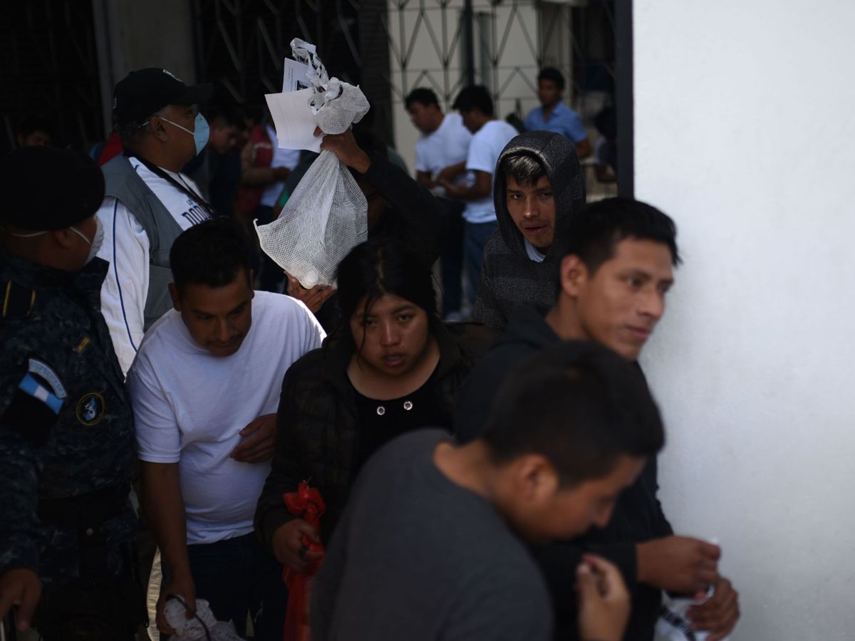 Foto: Varios migrantes, a su llegada a Guatemala tras ser deportados de Estados Unidos. (EFE)
