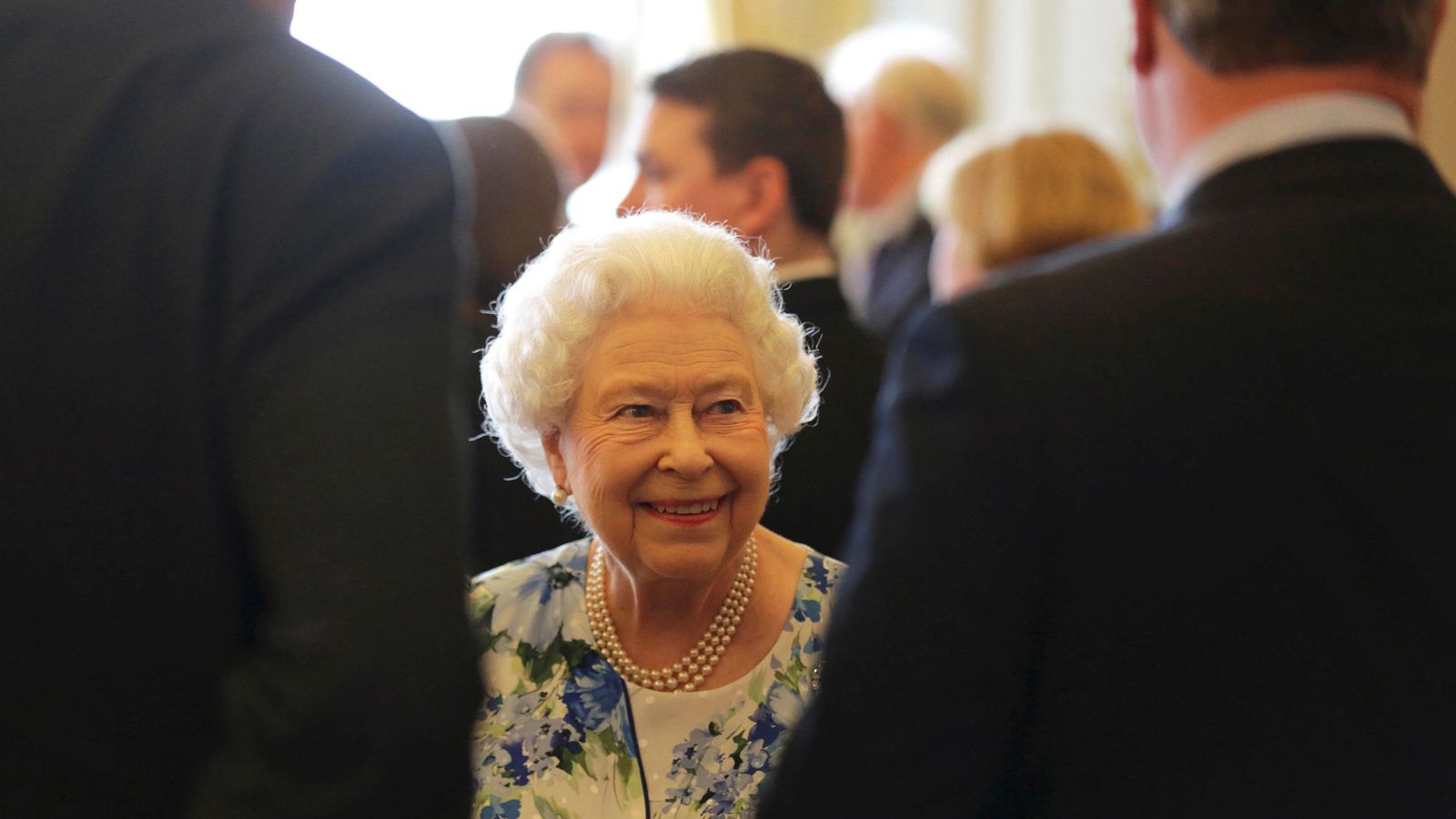 Foto: La reina Isabel II, junto a David Cameron en 2016. (Reuters)