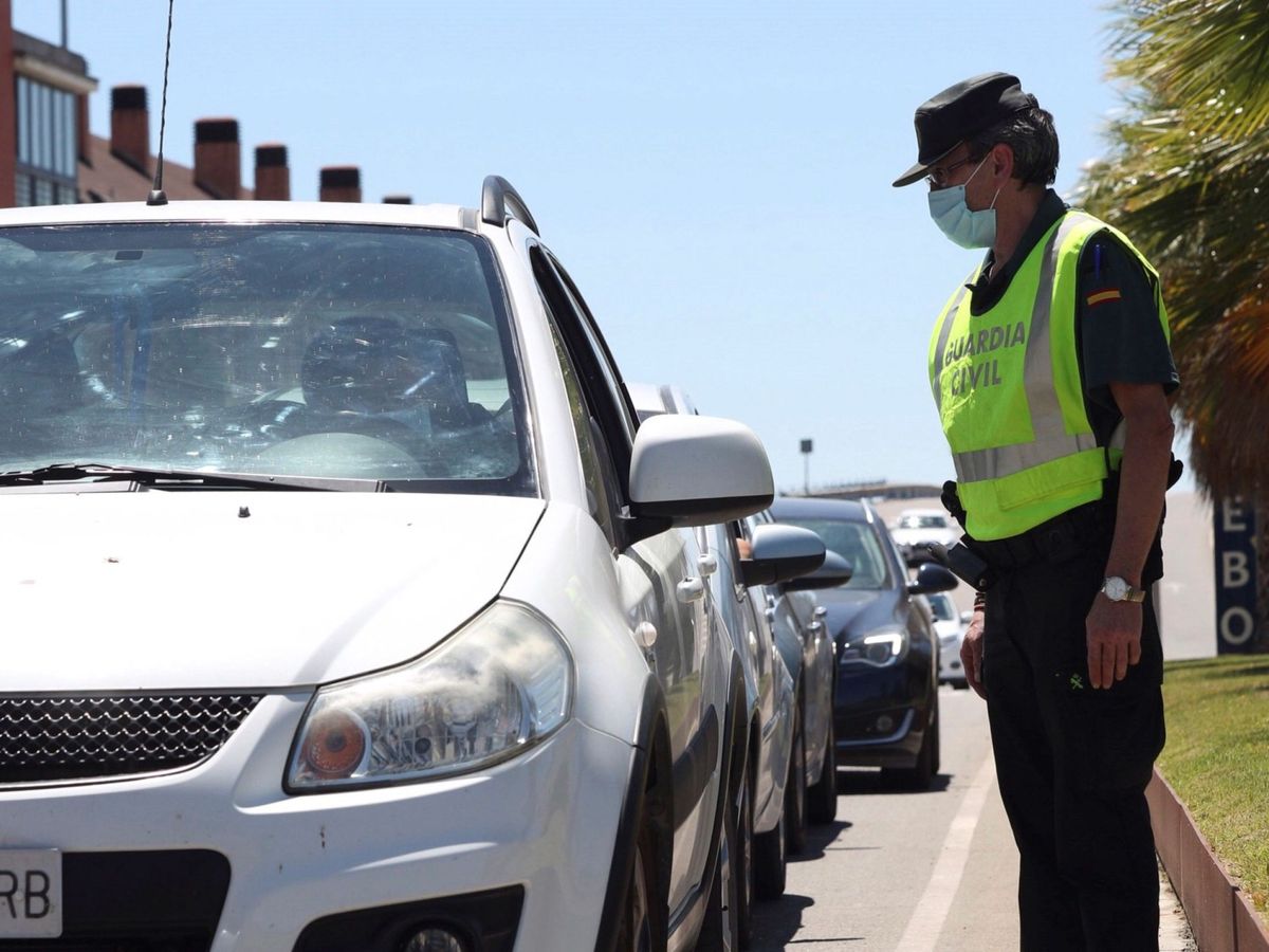 Foto: Agentes de tráfico, a la salida de Zaragoza. (EFE)