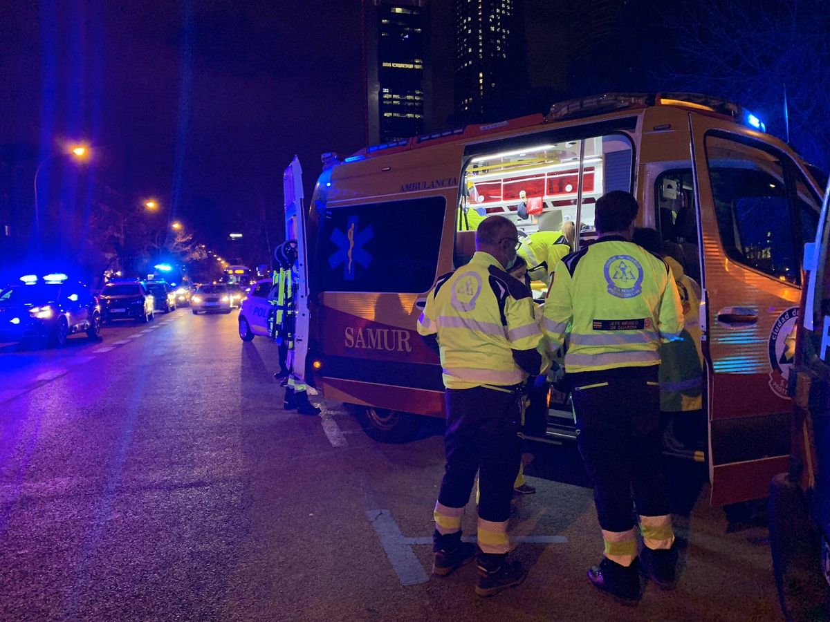 Foto: Ambulancia en el lugar del apuñalamiento. (Emergencias Madrid)