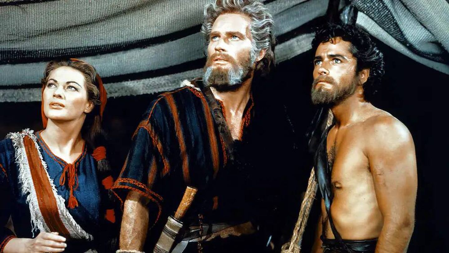 Escena de Los diez mandamientos con Charlton Heston (centro) como Moisés. 