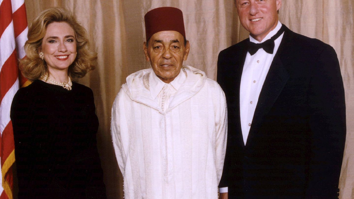 Hassan II, con el matrimonio Clinton. (Reuters)