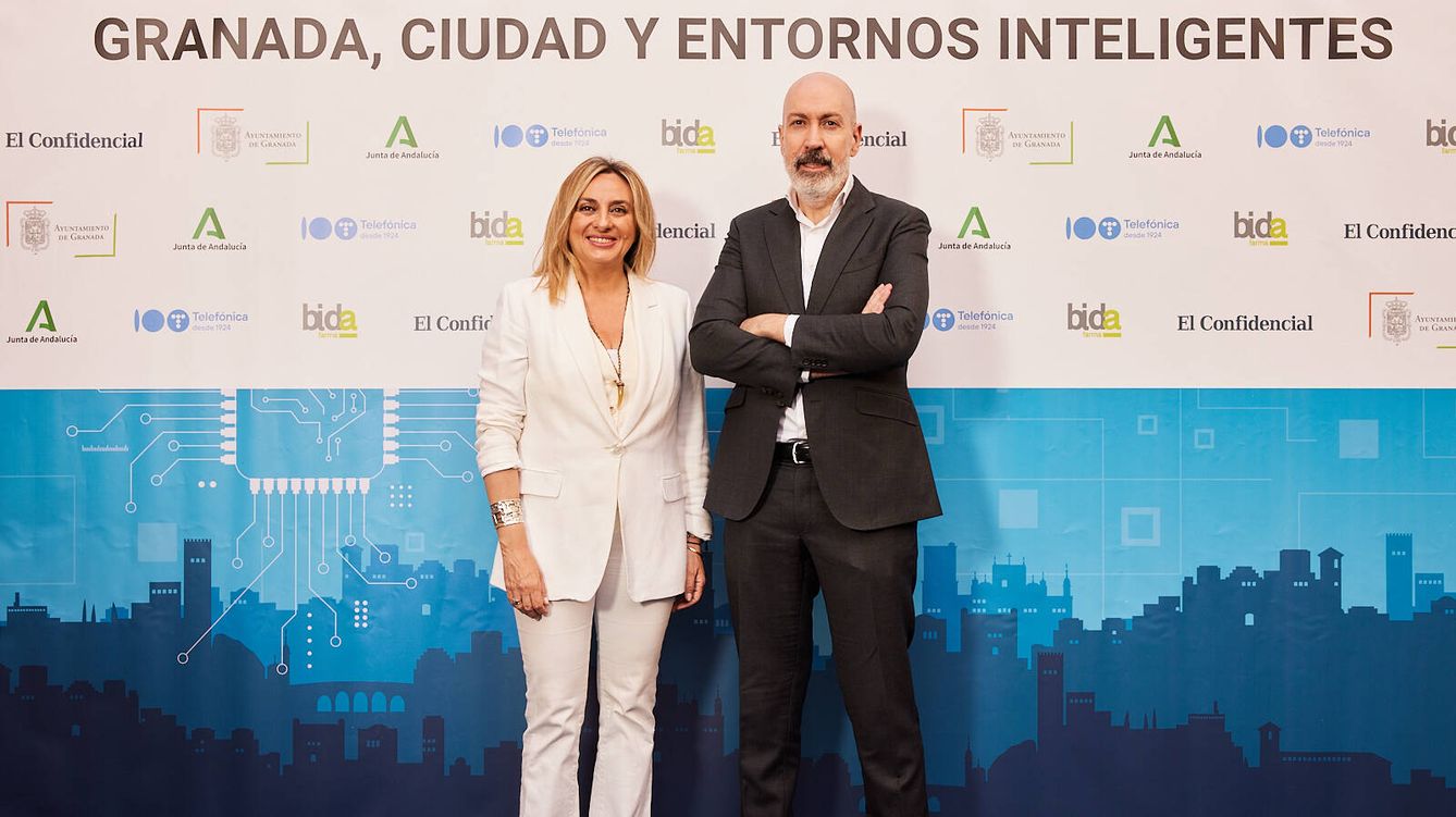 Marifrán Carazo, alcaldesa de Granada, junto a Nacho Cardero, director de El Confidencial.