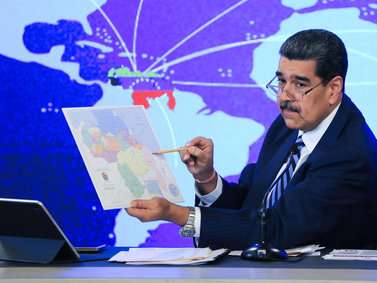 Foto: Nicolás Maduro señala la región del Esequibo en un mapa donde aparece reflejado como parte de Venezuela. (EFE)
