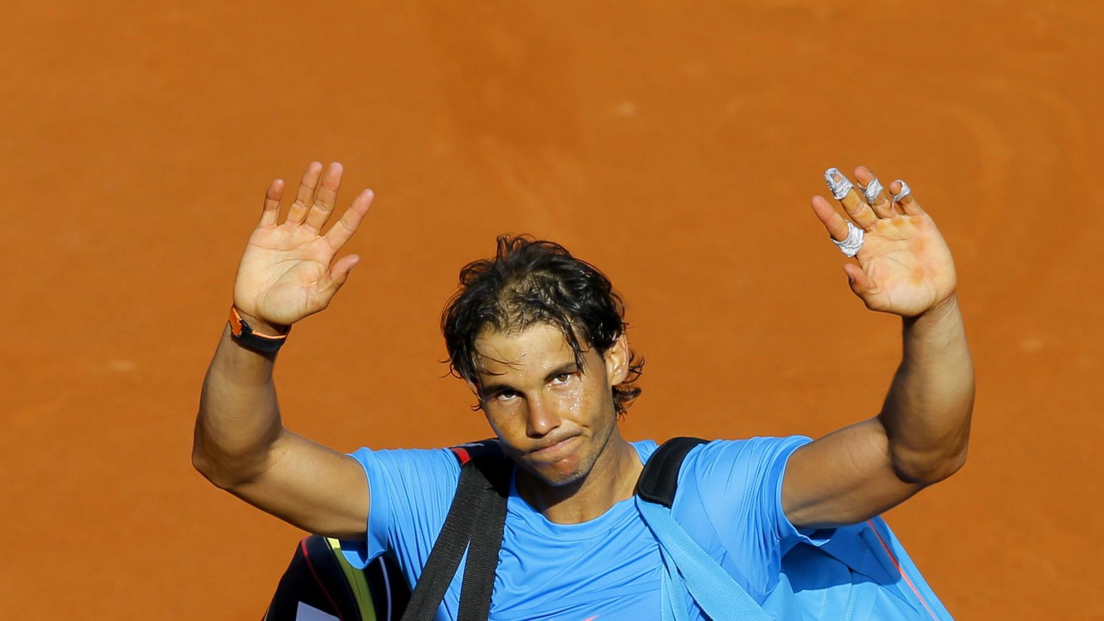 Foto: Nadal se despide del público de Roland Garros tras ser eliminado por Novak Djokovic.