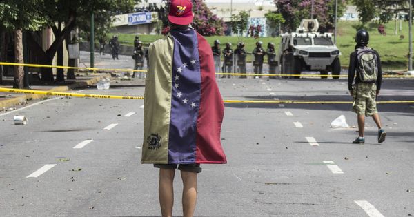 Foto: Manifestantes opositores se enfrentan a la Guardia Nacional Bolivariana en Caracas (Venezuela). (EFE) 