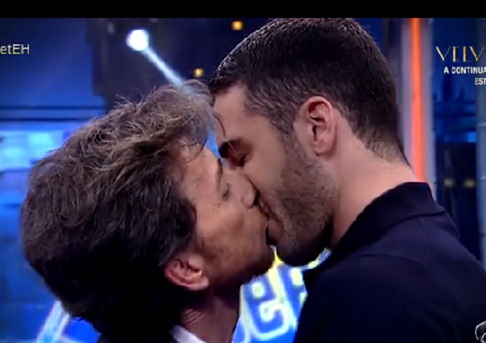Foto: El beso de Pablo Motos y Miguel Ángel Silvestre este lunes en 'El Hormiguero'