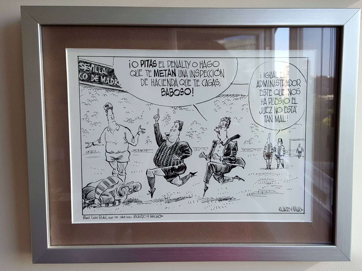 Rubí conserva en su despacho una tira cómica de su época al frente del Atlético de Madrid. (A.P.)