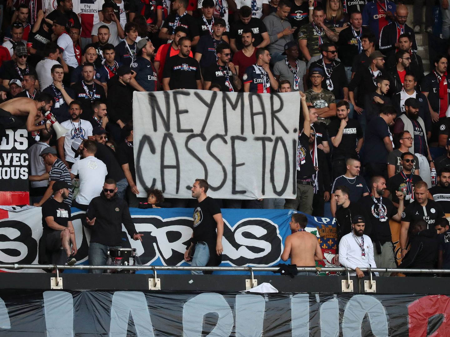 Los aficionados del PSG no quieren a Neymar en su equipo y así se lo dijeron en esta pancarta: 'Vete de aquí'. (EFE)