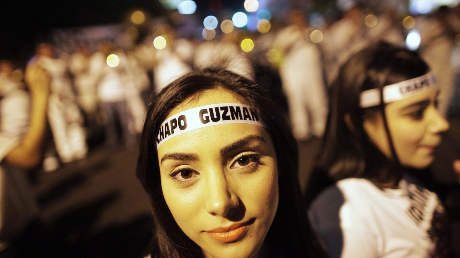Foto: Una joven pide la libertad del Chapo Guzmán en una manifestación multitudinaria. (Reuters)