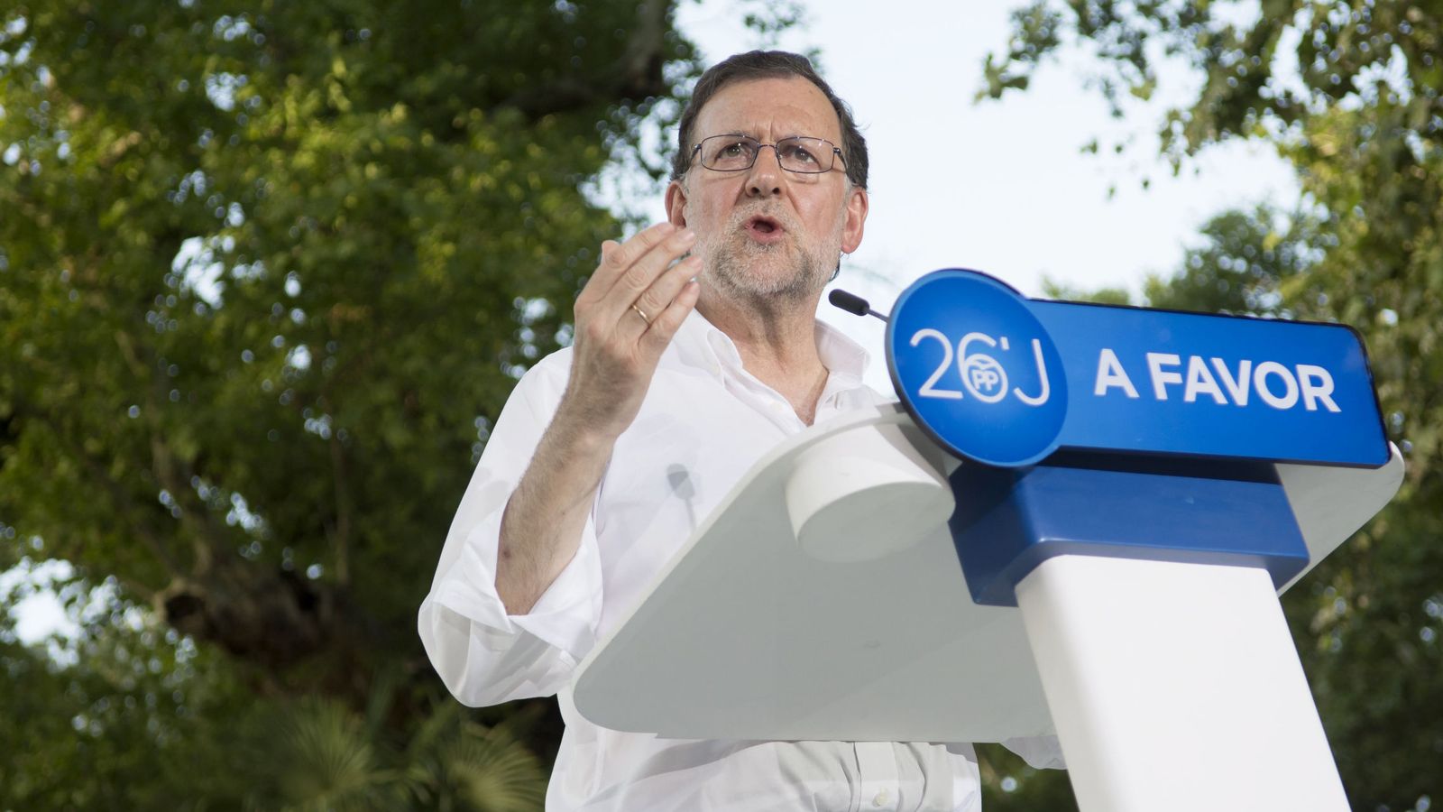 Foto: El presidente del Gobierno en funciones y presidente del PP, Mariano Rajoy, durante su intervención en el acto electoral en Sevilla. (EFE)