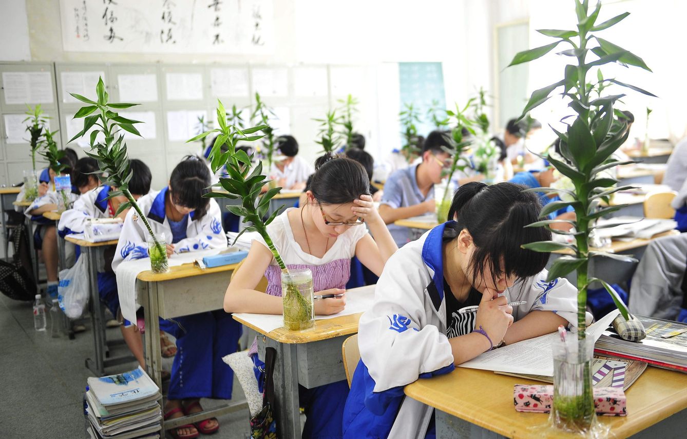 Universitarios chinos hacen el temible 'gao kao', la selectividad. (EFE)
