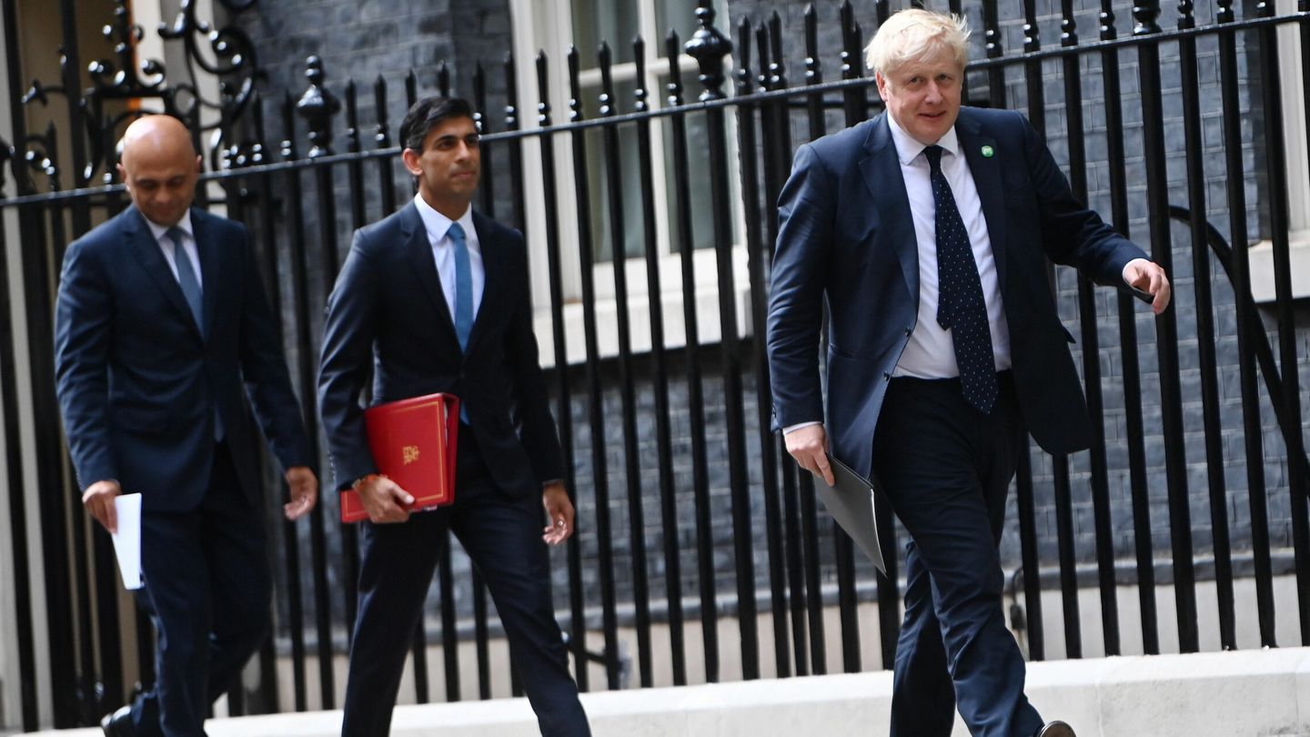 El primer ministro británico, Boris Johnson (der.), seguido por Rishi Sunak, secretario del Tesoro. (EFE)