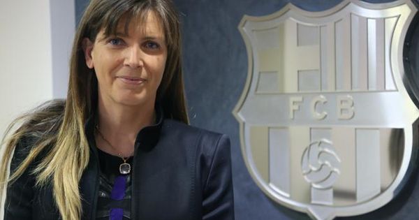 Foto: Susana Monje posa con el escudo del Barça (www.fcbarcelona.es)