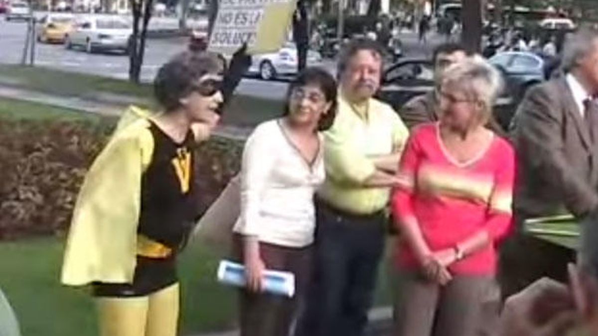 Ada Colau, de 'reventar' un mitin vestida de 'superheroína' a alcaldesa de Barcelona
