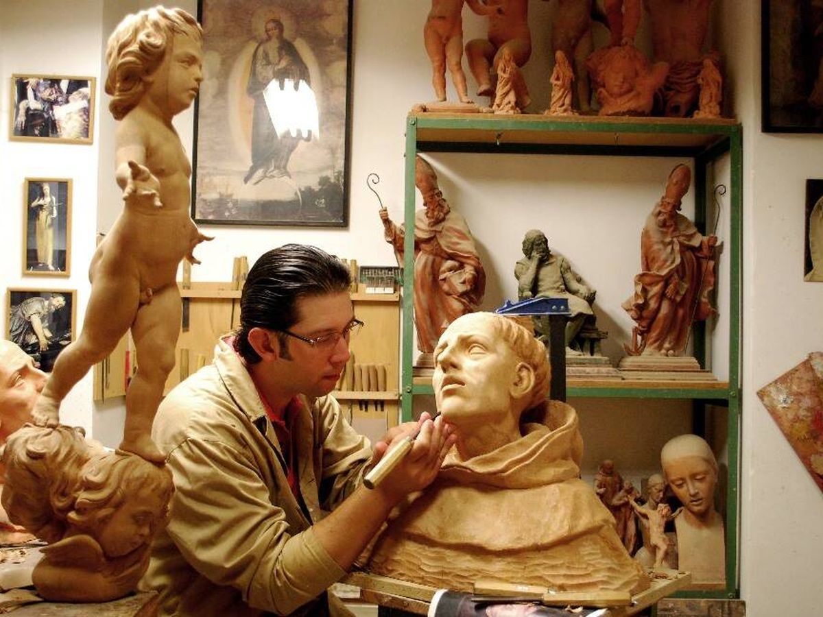 Foto: El escultor Darío Fernández trabaja en su taller del centro de Sevilla. (Cedida)