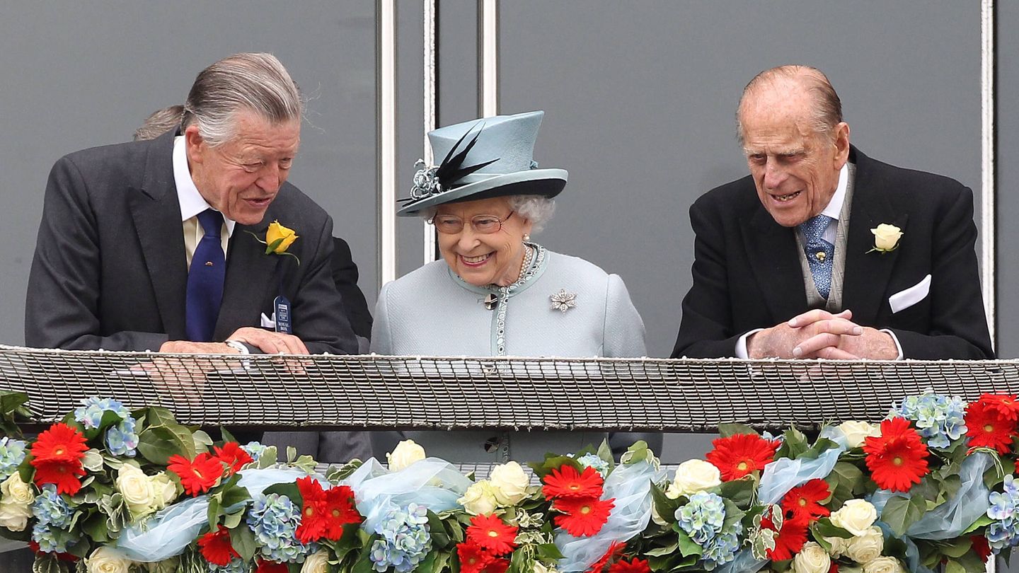 La reina Isabel II, junto a Michael Oswald (izda) y el duque de Edimburgo (dcha). (Getty)