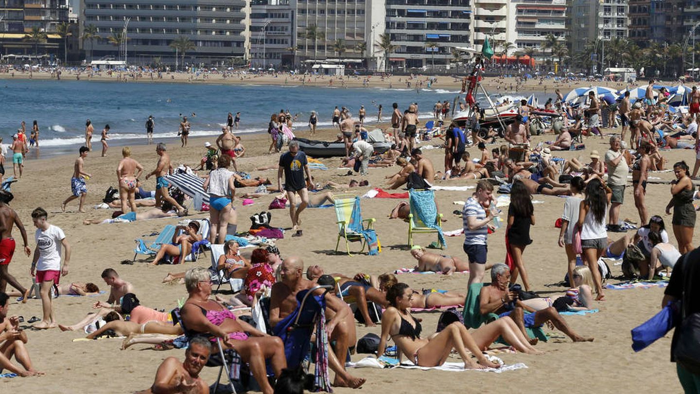 Turistas en Las Palmas de Gran Canaria. (EFE)