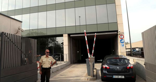 Foto: Agentes de la Guardia Civil han acudido esta mañana al Centro de Telecomunicaciones y Tecnología de la Información de la Generalitat. (EFE) 