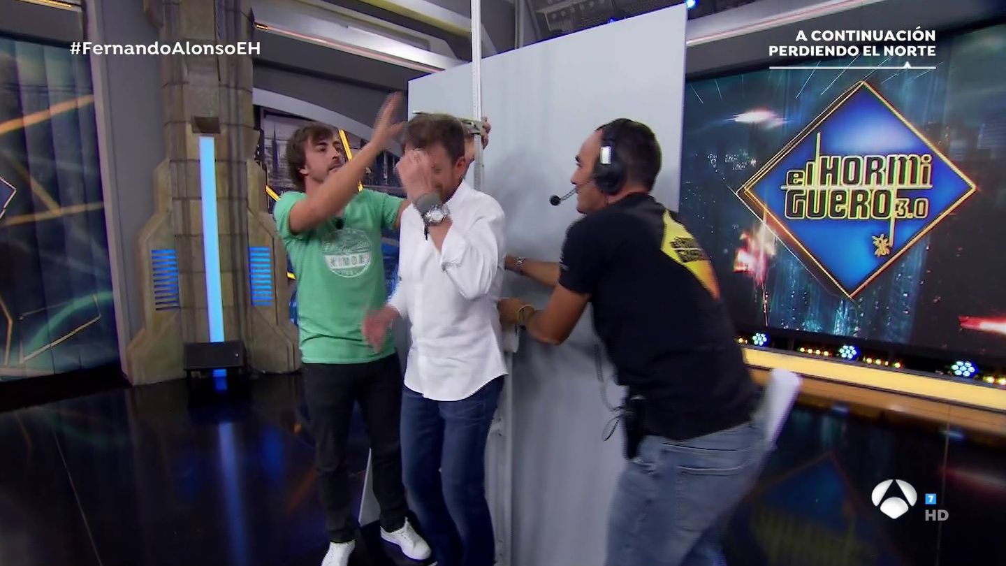 Pablo Motos, golpeado en 'El hormiguero' ante Fernando Alonso. (Atresmedia TV)