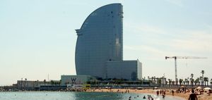 Más de 4.000 candidatos para sólo 400 empleos en el lujoso Hotel W de Barcelona