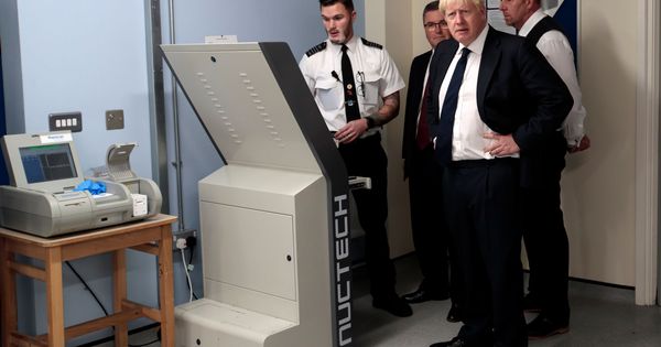 Foto: El primer ministro británico, Boris Johnson, durante una demostración del funcionamiento de un escáner corporal. (Reuters)